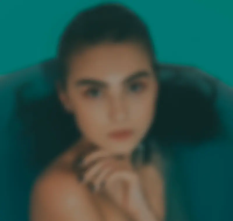 Жінка розслабляється у гідромасажній ванні — момент гармонії та спокою