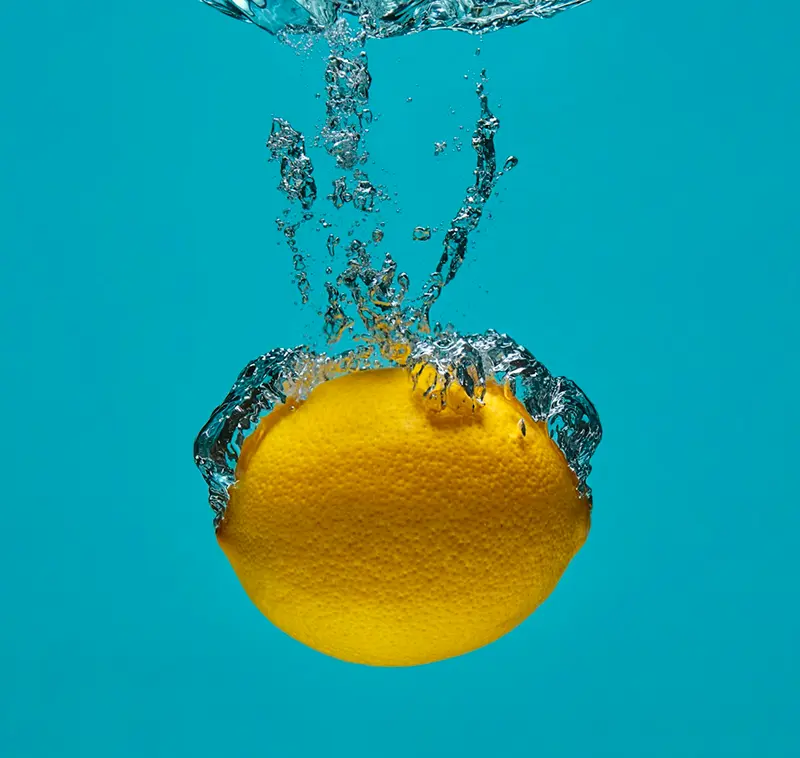 Склянка води з лимоном, символ природного очищення організму