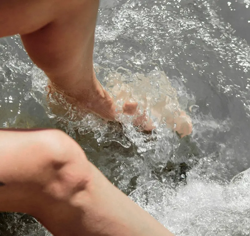 Жіночі ноги у гідромасажній ванні