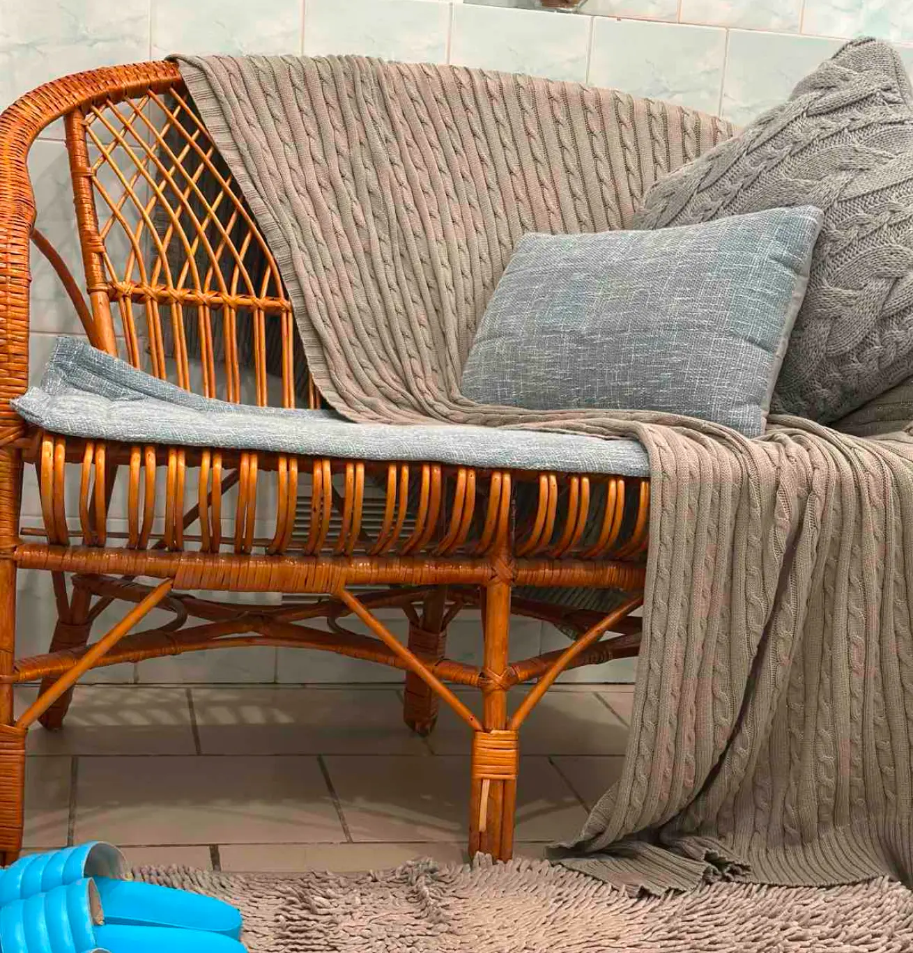 Затишне ротангове крісло з пледом у студії GidroLife